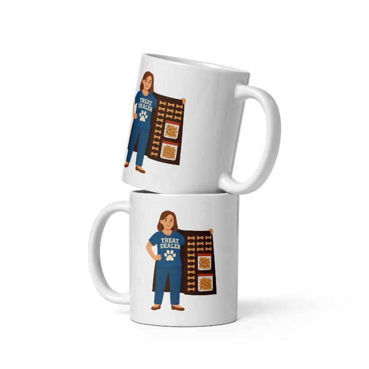 Weiße Keramiktasse mit der Aufschrift „Treat Dealer“. Perfekte Geschenkidee für Frauchen, die ihren Hund gerne Leckerlis gibt.