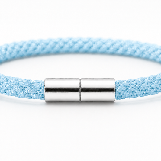 Detailansicht eines Kumihimo Armbands in hellblau mit glänzendem Edelstahlverschluss.