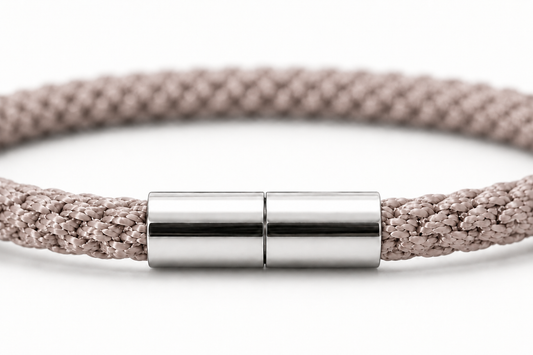 Detailansicht eines Kumihimo Armbands in Taupe mit glänzendem Edelstahlverschluss.