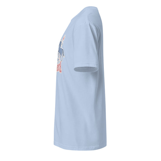Hellblaues T-Shirt mit der Aufschrift „Nur kurz zum Pferd“ und verspieltem Pferde-Motiv in Rosa- und Blautönen.