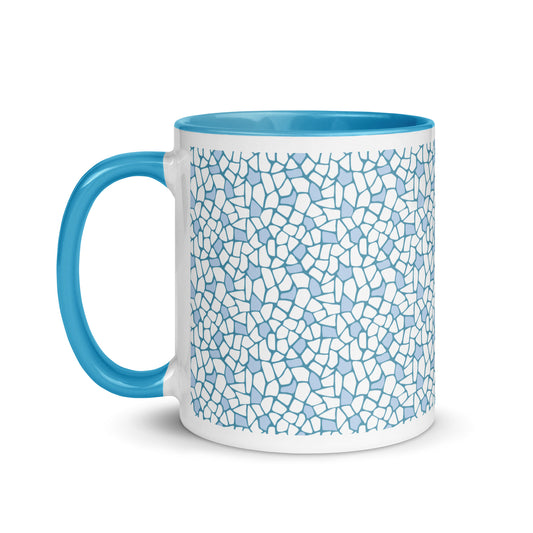 Weiße Keramiktasse mit blauem Giraffenmuster sowie blauem Henkel und Innenrand.