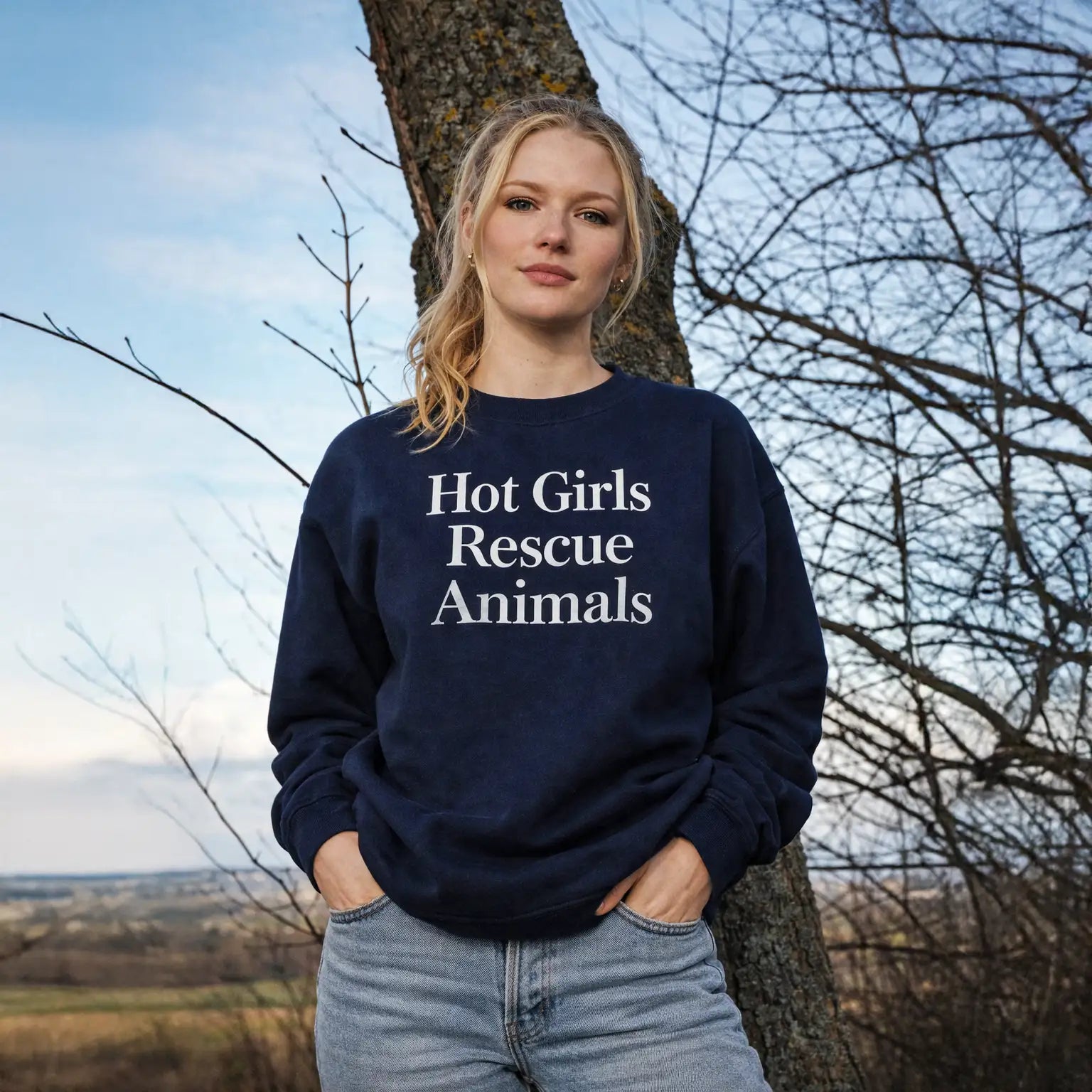 Model trägt dunkelblaues Sweatshirt mit Schriftzug „Hot Girls Rescue Animals“ von Animor.