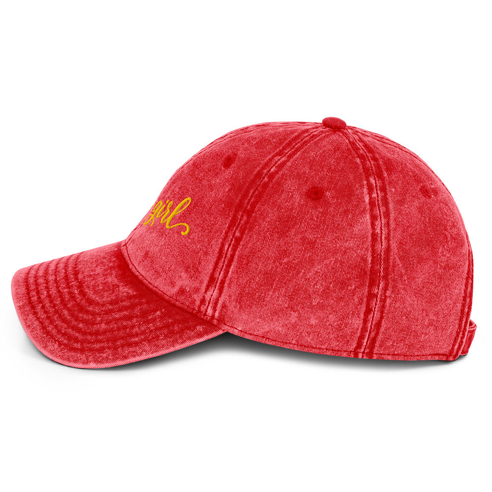 Rote gewaschene Basecap mit gelber Stickerei „horse girl“.