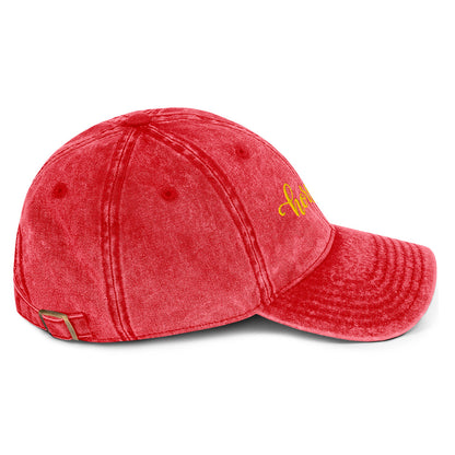 Rote gewaschene Basecap mit gelber Stickerei „horse girl“.