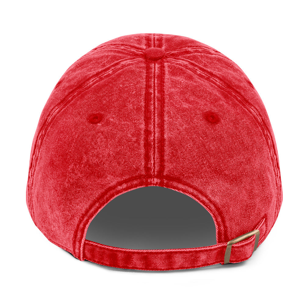 Rote gewaschene Basecap mit gelber Stickerei „horse girl“.
