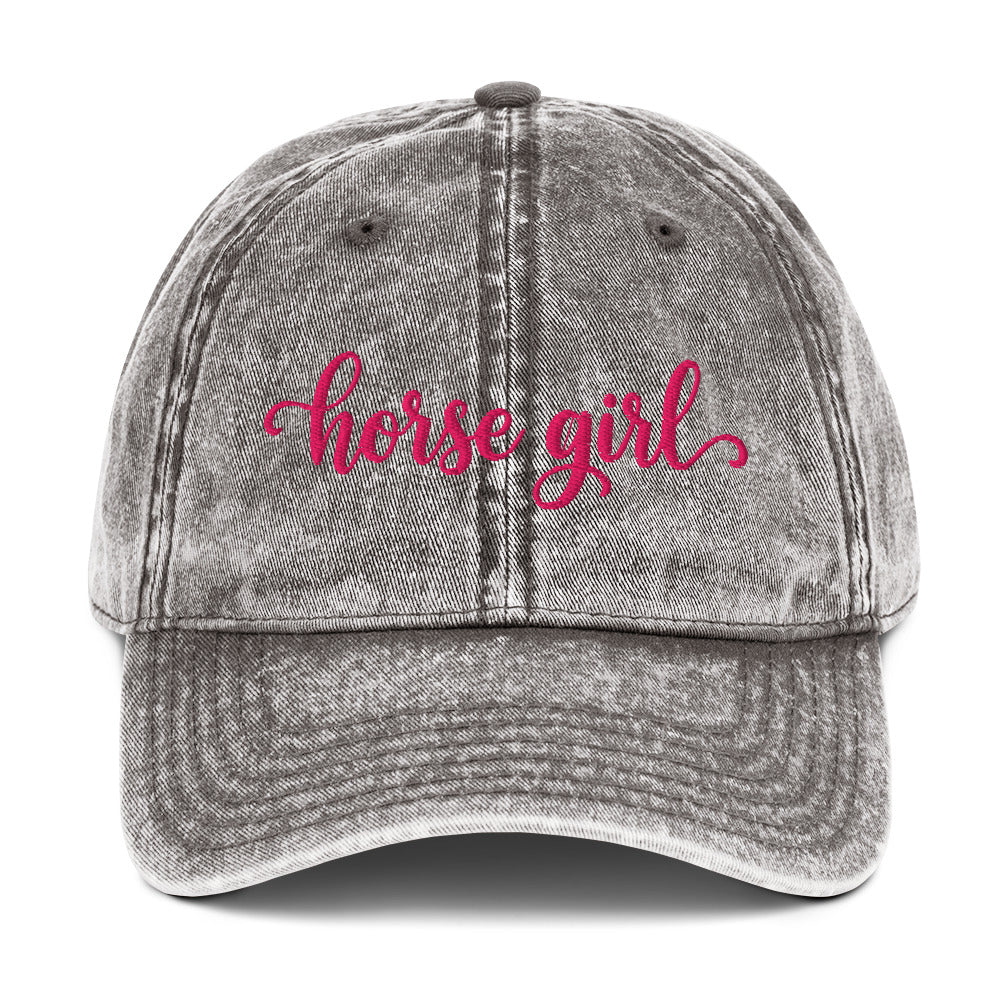 Grau gewaschene Basecap mit pinker Stickerei „horse girl“.