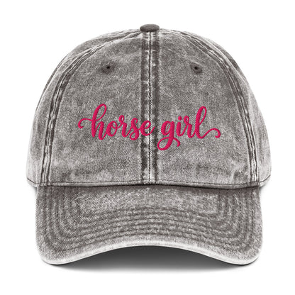 Grau gewaschene Basecap mit pinker Stickerei „horse girl“.