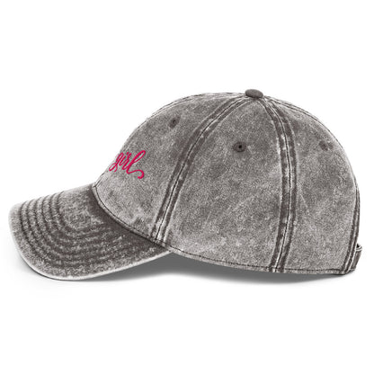 Grau gewaschene Basecap mit pinker Stickerei „horse girl“.