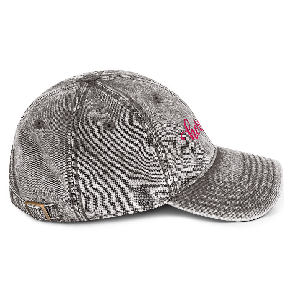 Grau gewaschene Basecap mit pinker Stickerei „horse girl“.