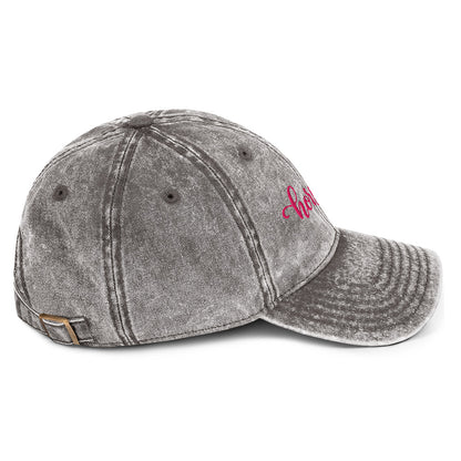 Grau gewaschene Basecap mit pinker Stickerei „horse girl“.