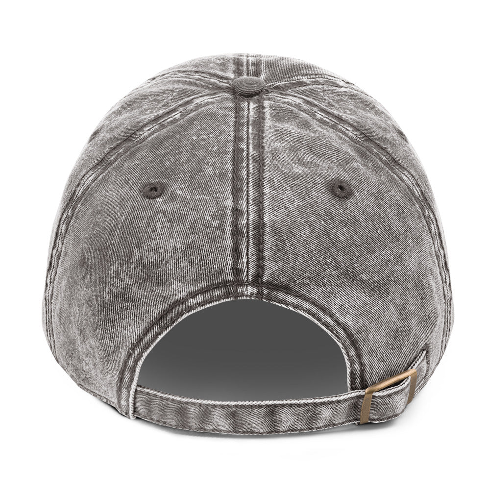 Grau gewaschene Basecap mit pinker Stickerei „horse girl“.