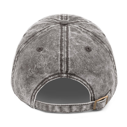 Grau gewaschene Basecap mit pinker Stickerei „horse girl“.
