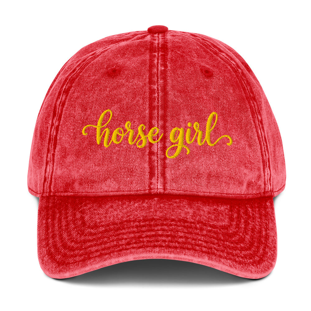 Rote gewaschene Basecap mit gelber Stickerei „horse girl“.