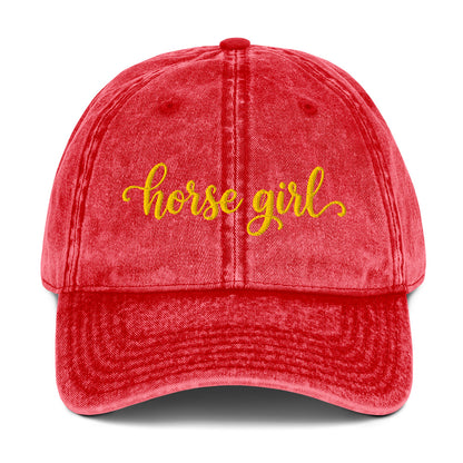 Rote gewaschene Basecap mit gelber Stickerei „horse girl“.