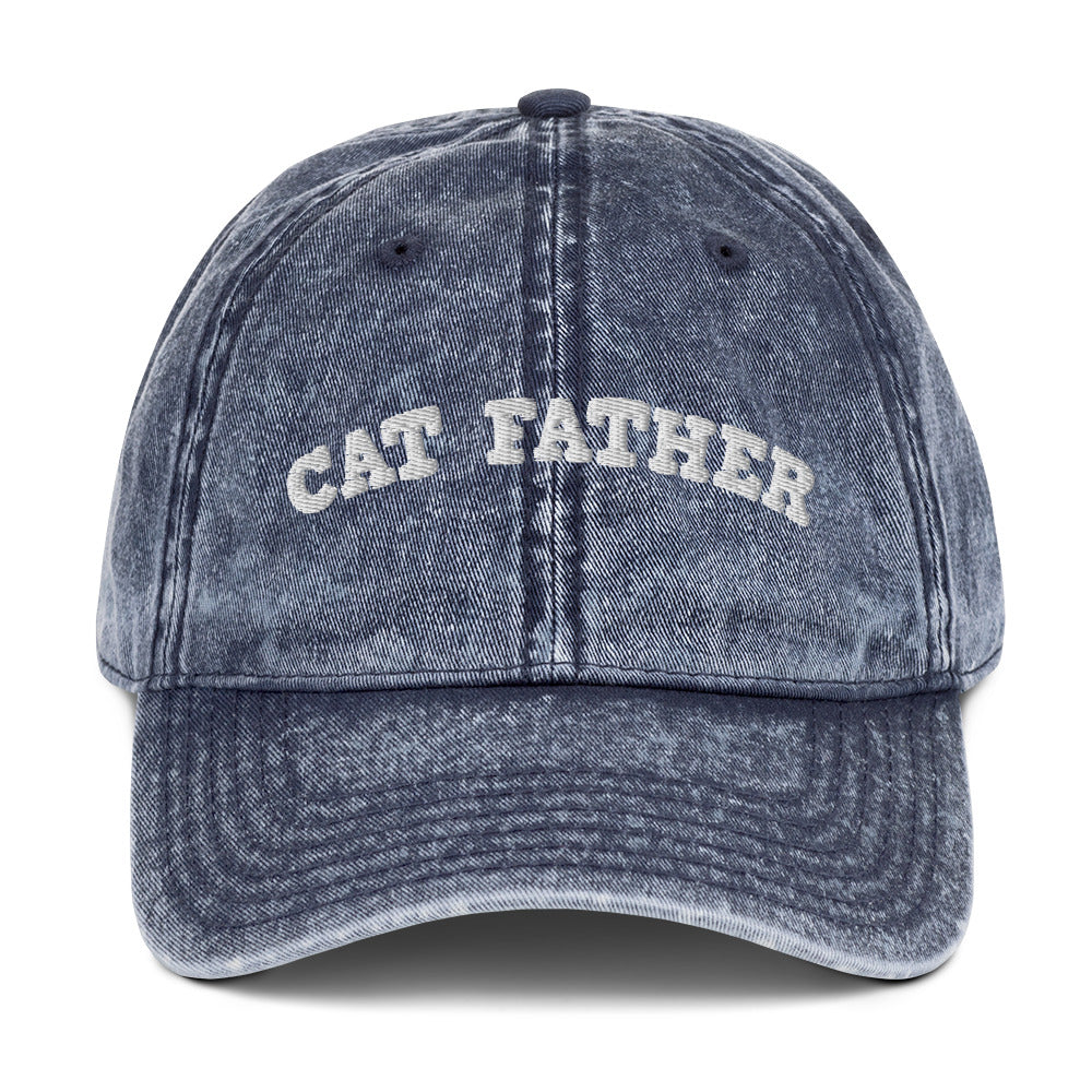 Cap mit weißem Stickschriftzug "Cat Father" auf der Vorderseite