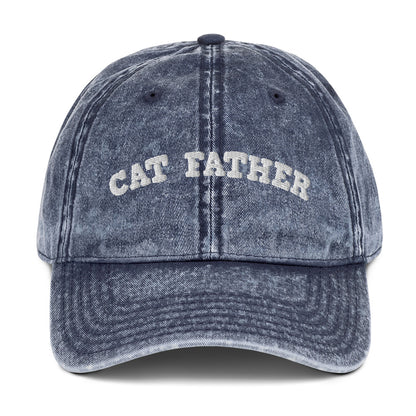 Cap mit weißem Stickschriftzug "Cat Father" auf der Vorderseite