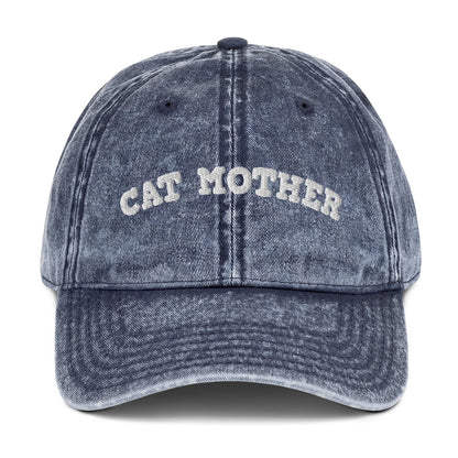 Cap mit weißem Stickschriftzug "Cat Mother" auf der Vorderseite