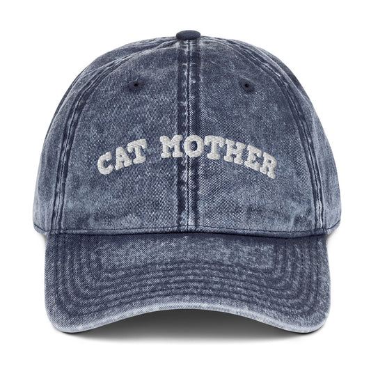 Cap mit weißem Stickschriftzug "Cat Mother" auf der Vorderseite