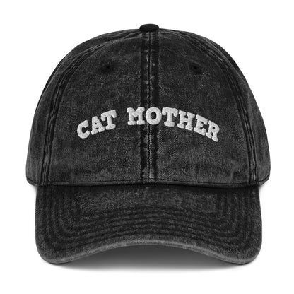 Cap mit weißem Stickschriftzug "Cat Mother" auf der Vorderseite
