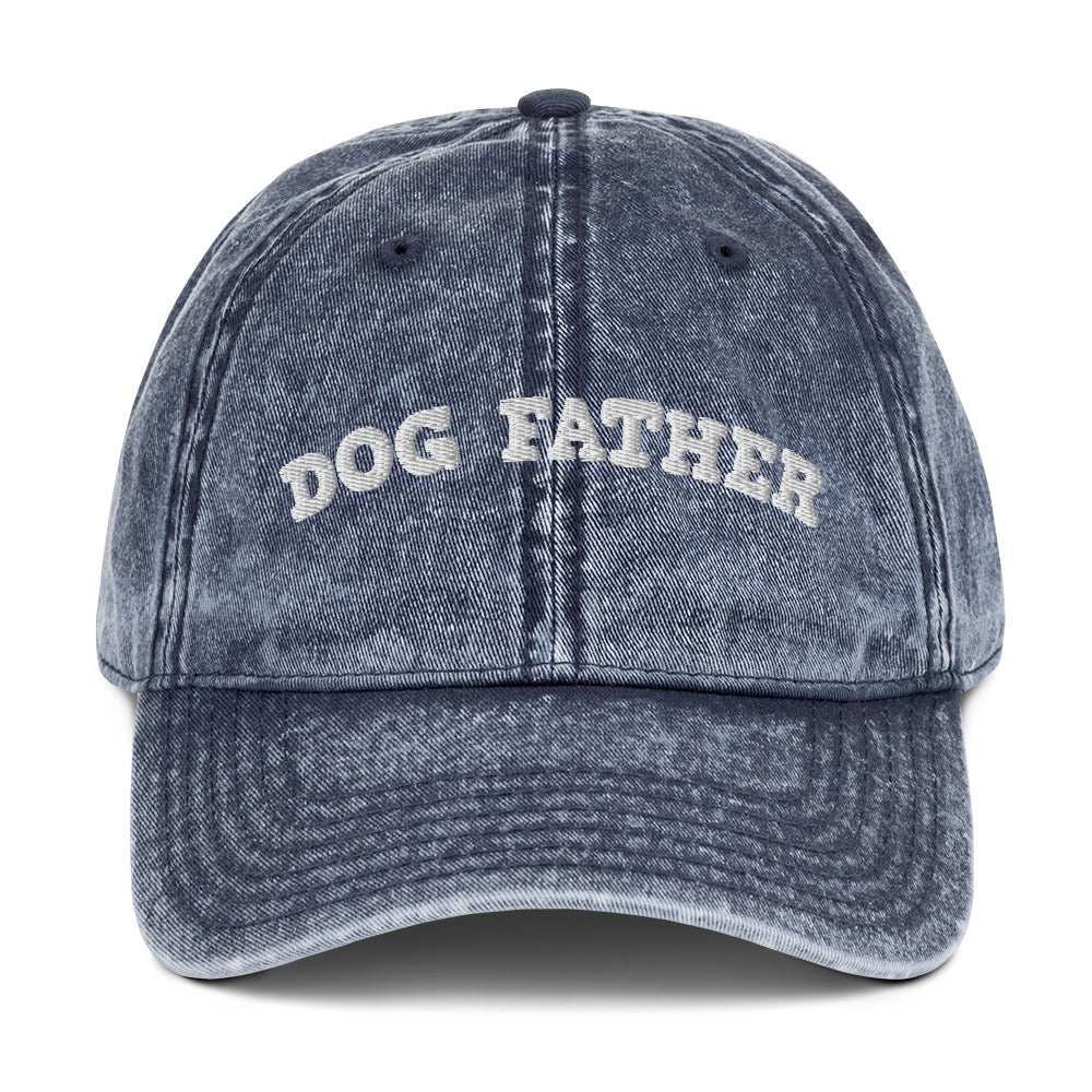 Cap mit weißem Stickschriftzug "Dog Father" auf der Vorderseite