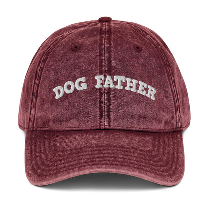 Cap mit weißem Stickschriftzug "Dog Father" auf der Vorderseite