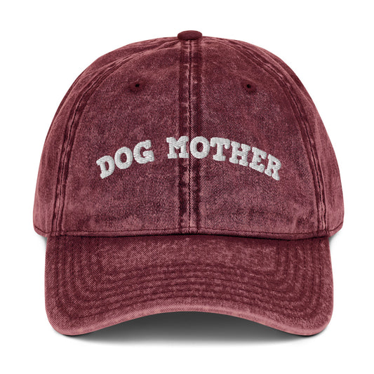 Cap mit weißem Stickschriftzug "Dog Mother" auf der Vorderseite