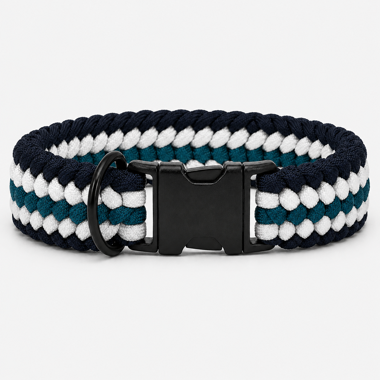Handgeflochtenes Paracord Hundehalsband in blau mit schwarzem Klickverschluss und D-Ring.