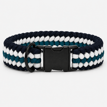 Handgeflochtenes Paracord Hundehalsband in blau mit schwarzem Klickverschluss und D-Ring.