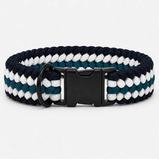 Handgeflochtenes Paracord Hundehalsband in blau mit schwarzem Klickverschluss und D-Ring.