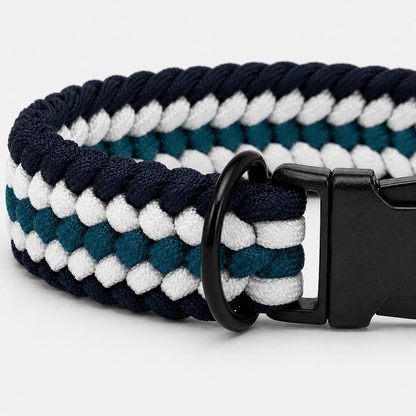 Handgeflochtenes Paracord Hundehalsband in blau mit schwarzem Klickverschluss und D-Ring.