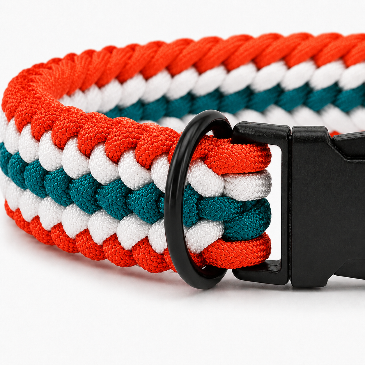Handgeflochtenes Paracord Hundehalsband in Orange-Grün mit schwarzem Klickverschluss und D-Ring.