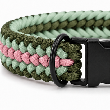 Handgeflochtenes Paracord Hundehalsband in Grün und Rosa mit schwarzem Klickverschluss und D-Ring.