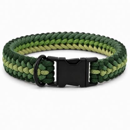 Handgeflochtenes Paracord Hundehalsband in grün mit schwarzem Klickverschluss und D-Ring.