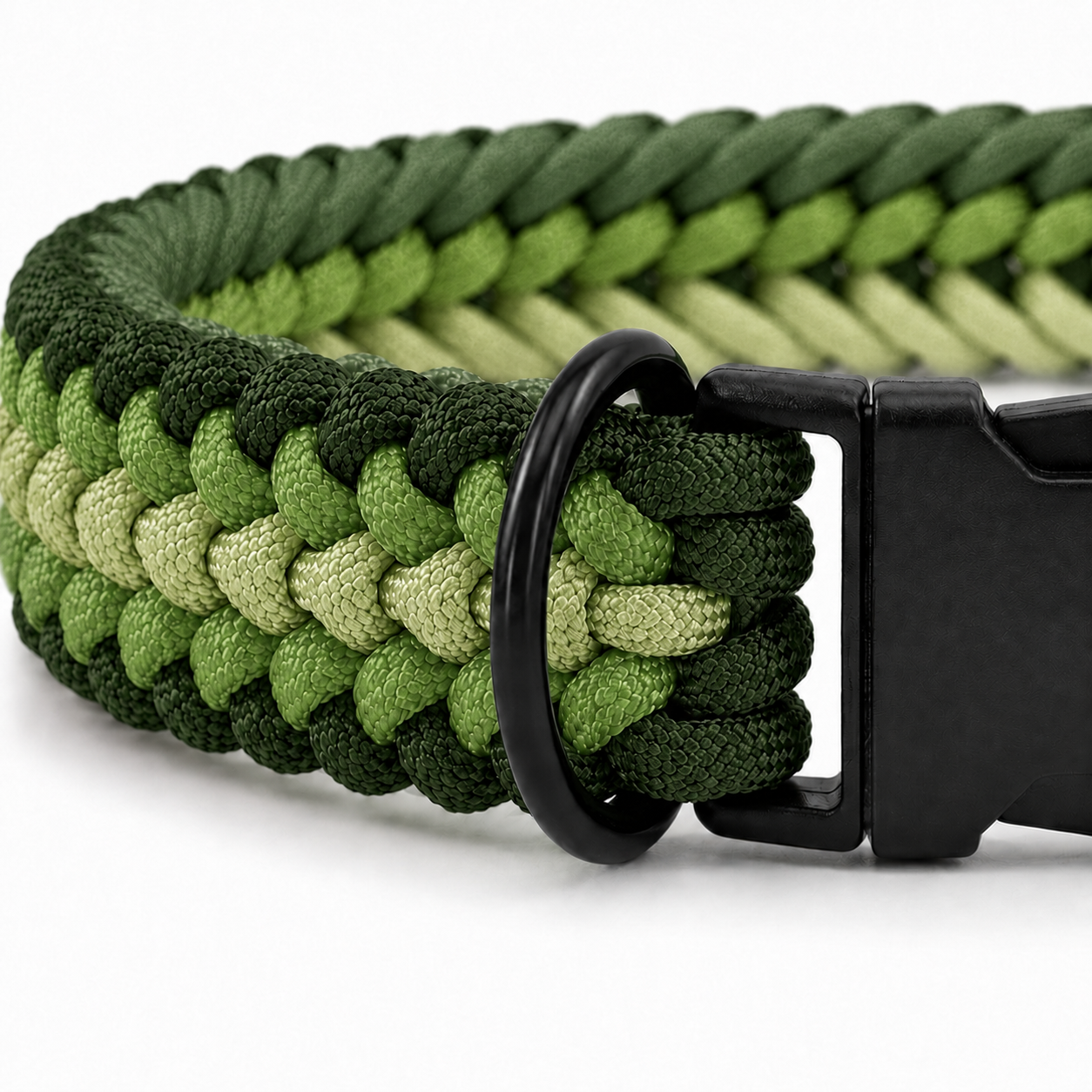 Handgeflochtenes Paracord Hundehalsband in grün mit schwarzem Klickverschluss und D-Ring.