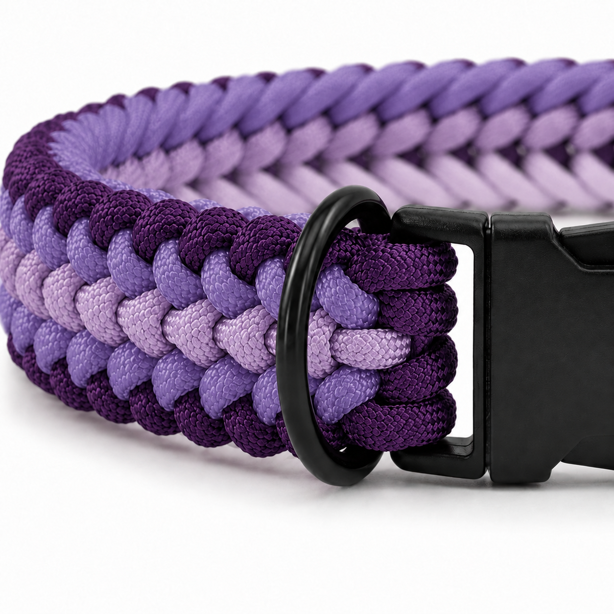 Handgeflochtenes Paracord Hundehalsband in Lila mit schwarzem Klickverschluss und D-Ring.