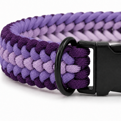 Handgeflochtenes Paracord Hundehalsband in Lila mit schwarzem Klickverschluss und D-Ring.