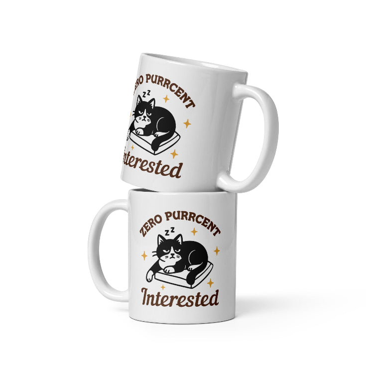 Weiße Keramiktasse mit schwarzer schlafender Katze und Spruch „Zero Purrcent Interested“