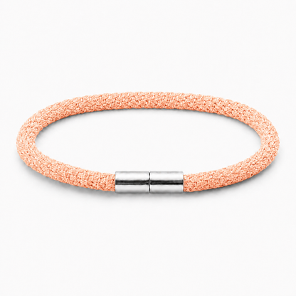 Geflochtenes Kumihimo Armband in Apricot Orange mit poliertem Edelstahlverschluss.