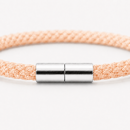 Detailansicht eines Kumihimo Armbands in Apricot Orange mit glänzendem Edelstahlverschluss.