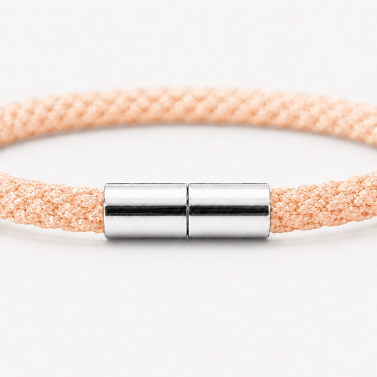 Detailansicht eines Kumihimo Armbands in Apricot Orange mit glänzendem Edelstahlverschluss.