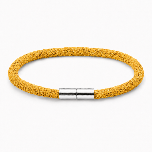 Geflochtenes Kumihimo Armband in Goldgelb mit poliertem Edelstahlverschluss.
