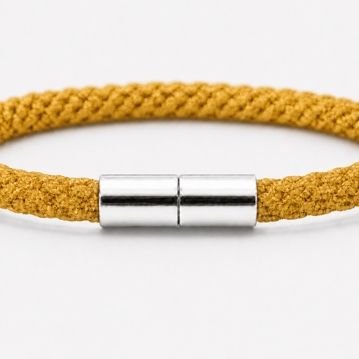 Detailansicht eines Kumihimo Armbands in Goldgelb mit glänzendem Edelstahlverschluss.