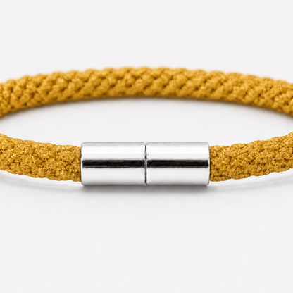 Detailansicht eines Kumihimo Armbands in Goldgelb mit glänzendem Edelstahlverschluss.