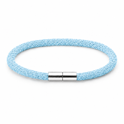 Geflochtenes Kumihimo Armband in Hellblau mit poliertem Edelstahlverschluss.