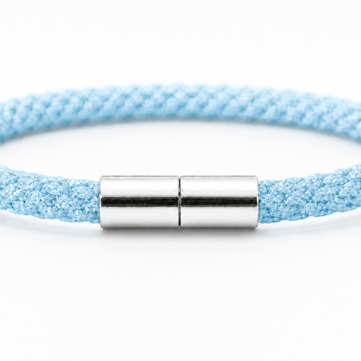 Detailansicht eines Kumihimo Armbands in hellblau mit glänzendem Edelstahlverschluss.