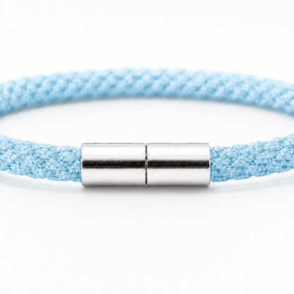 Detailansicht eines Kumihimo Armbands in hellblau mit glänzendem Edelstahlverschluss.