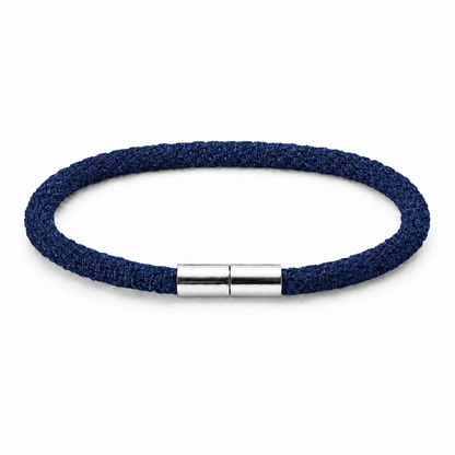 Geflochtenes Kumihimo Armband in Navyblau mit poliertem Edelstahlverschluss.