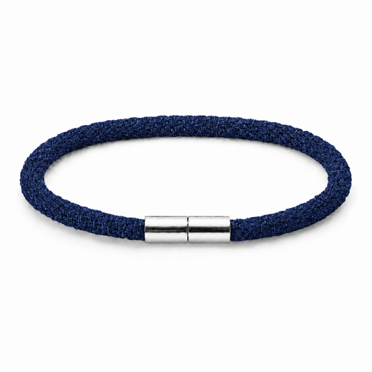 Geflochtenes Kumihimo Armband in Navyblau mit poliertem Edelstahlverschluss.