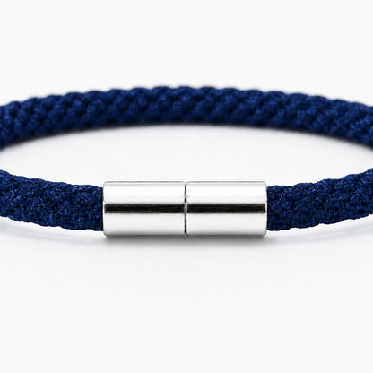 Detailansicht eines Kumihimo Armbands in Navyblau mit glänzendem Edelstahlverschluss.