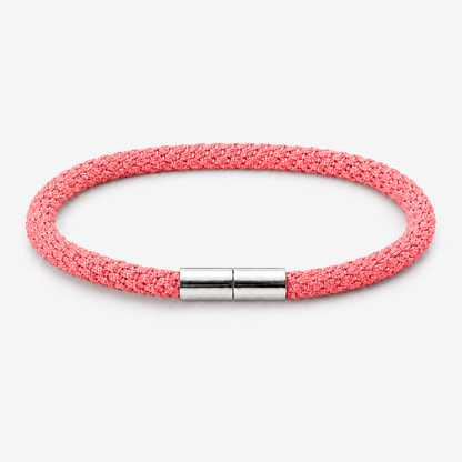 Geflochtenes Kumihimo Armband in Pink mit poliertem Edelstahlverschluss.